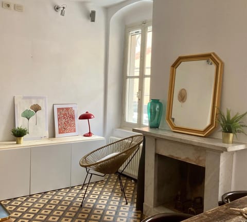 Living room, Lounge or bar, flat iron