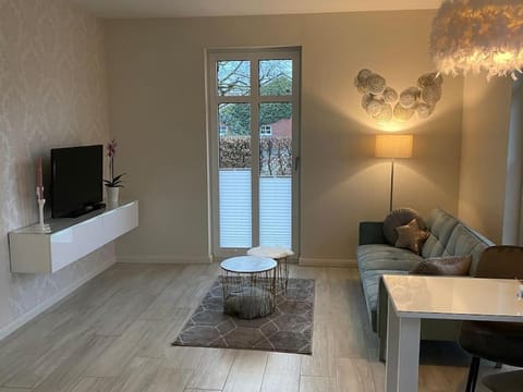 Communal lounge/ TV room, TV and multimedia, Living room, Seating area, Evening entertainment
