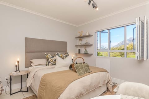 Property building, Bed, Bedroom, Mountain view, Mountain view