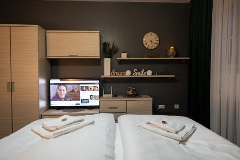 Photo of the whole room, Bedroom, hair dresser