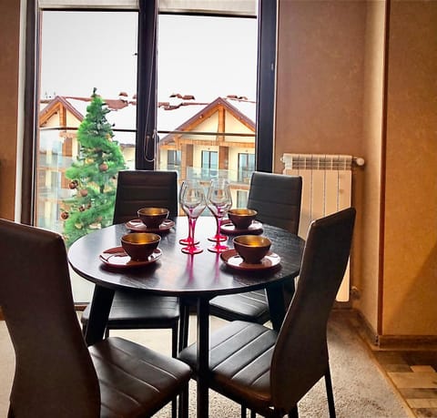 Living room, Food and drinks, Seating area, Dining area