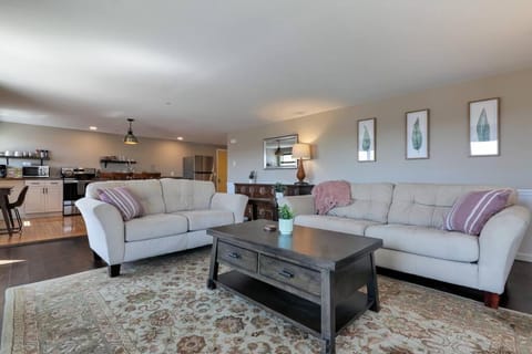 2BR Condo with Ocean Views in Downtown SW Harbor "Seaglass" Apartment in Southwest Harbor