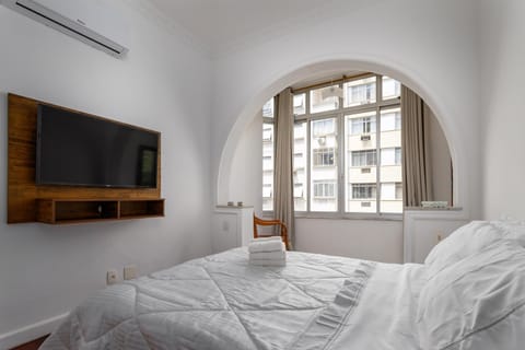 Bed, Bedroom, towels, air conditioner