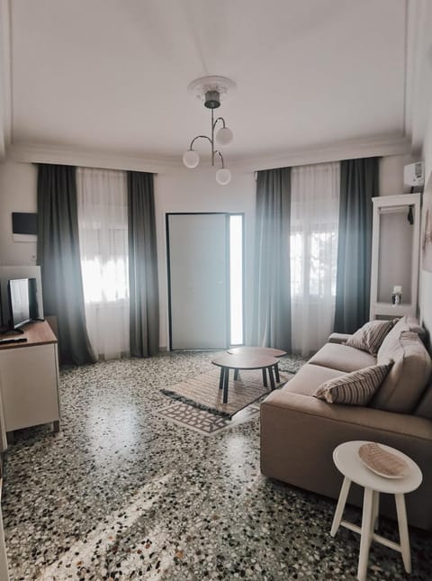 TV and multimedia, Living room, Seating area, air conditioner