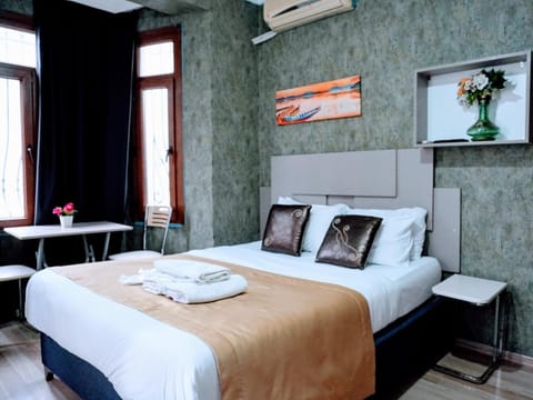 Bed, Living room, Photo of the whole room, Bedroom, towels