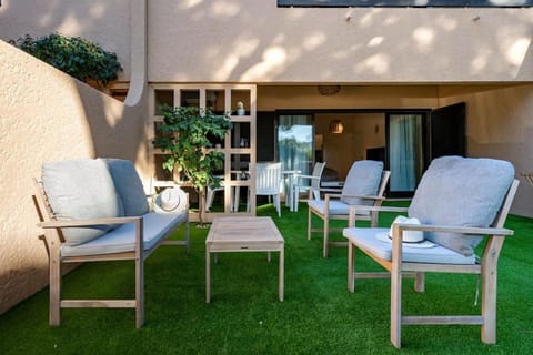 Patio, Balcony/Terrace, Living room, Seating area, Garden view
