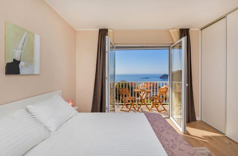 Bed, Day, Natural landscape, View (from property/room), Balcony/Terrace, Photo of the whole room, Bedroom