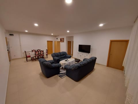 Communal lounge/ TV room, TV and multimedia, Living room, Photo of the whole room, Seating area, Evening entertainment