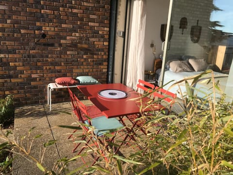 Chez Isa, espace prive,1 chambre, salle de bain, coin cuisine, terrasse, jardin, entrée autonome, parking Vacation rental in Auvergne-Rhône-Alpes