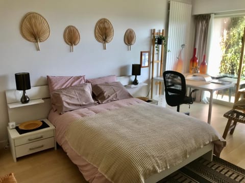 Chez Isa, espace prive,1 chambre, salle de bain, coin cuisine, terrasse, jardin, entrée autonome, parking Vacation rental in Auvergne-Rhône-Alpes