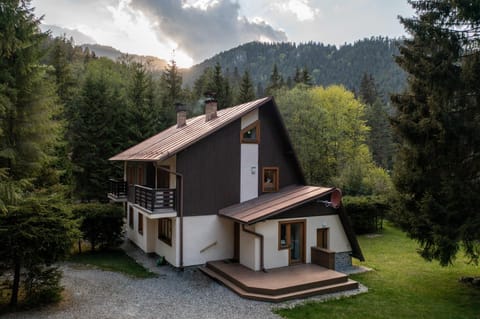 Property building, Spring, Natural landscape, Garden, Garden view, Mountain view