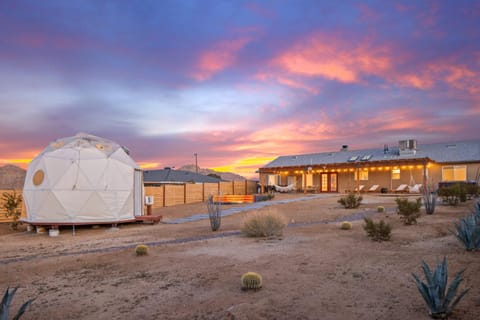 High Desert Hideout- Dreamer's Dome House in Joshua Tree