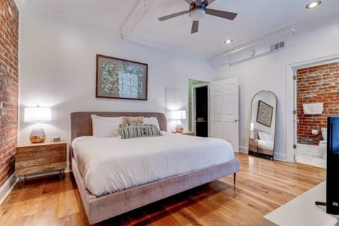 Chic 2BR Condo w Parking Near French Qtr House in French Quarter