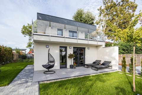 Property building, Patio, Day, Garden, Garden view, sunbed
