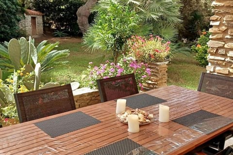 Patio, Day, Garden, Dining area, Garden view