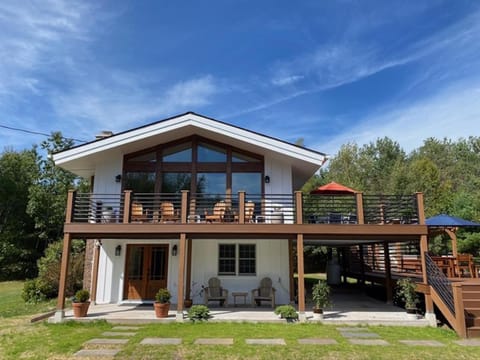 Property building, Day, Natural landscape, Balcony/Terrace, Garden view