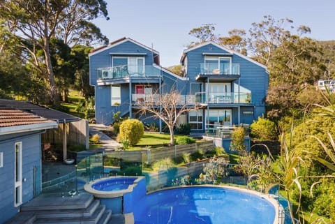 Property building, Garden, Swimming pool