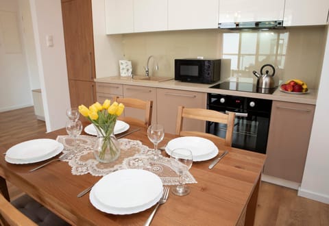 Kitchen or kitchenette, Dining area, minibar, pet friendly, stove, kitchen