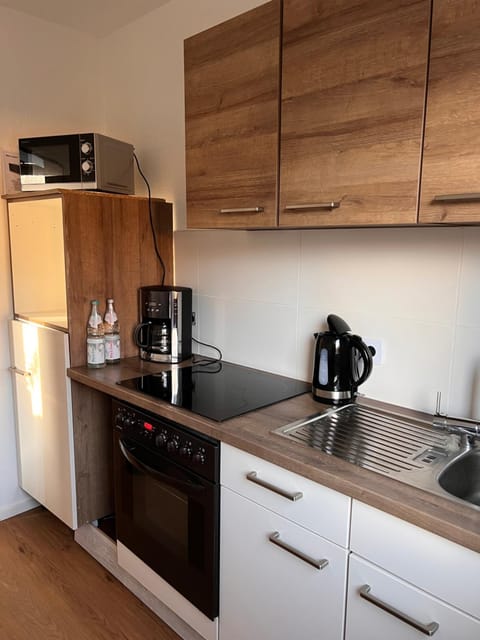 Coffee/tea facilities, Kitchen or kitchenette, oven, stove