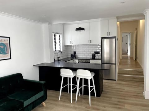 Kitchen or kitchenette, Dining area, dishwasher, minibar, pet friendly, stove