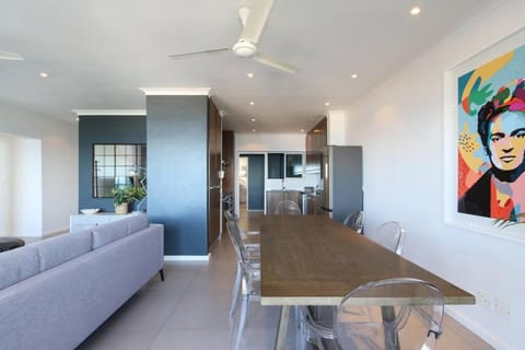 Kitchen or kitchenette, Seating area, Dining area