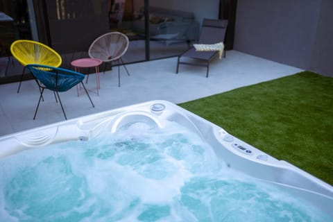 Hot Tub, Hot Tub, Seating area