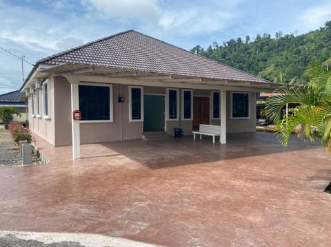 Property building, Seating area, Mountain view, Parking, acessibility