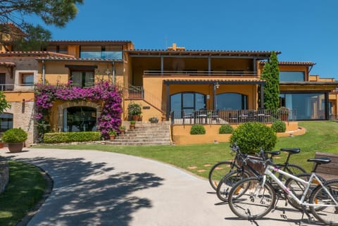 Facade/entrance, Cycling