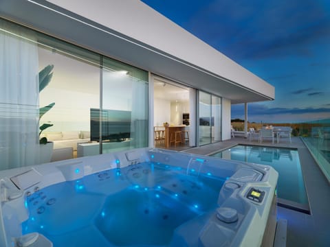 Hot Tub, Swimming pool