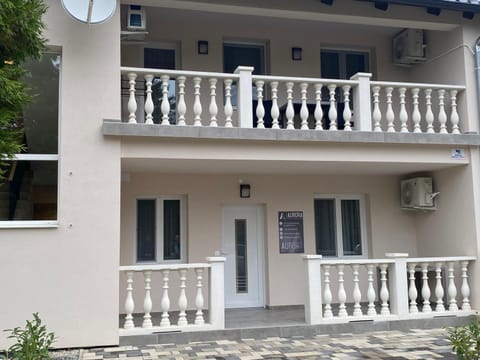 Property building, Facade/entrance, Balcony/Terrace