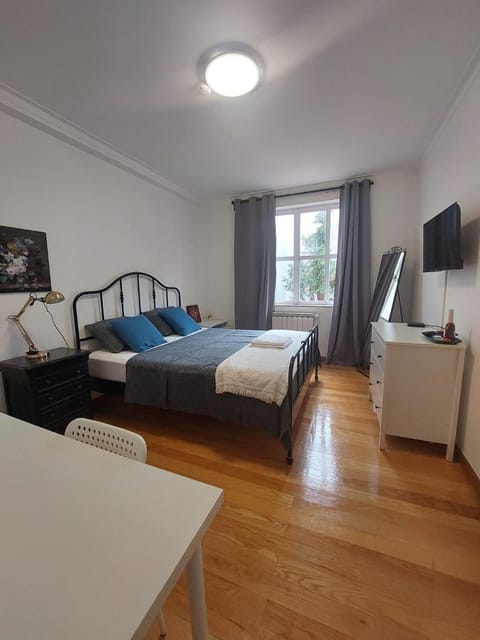Bed, TV and multimedia, Photo of the whole room, Bedroom