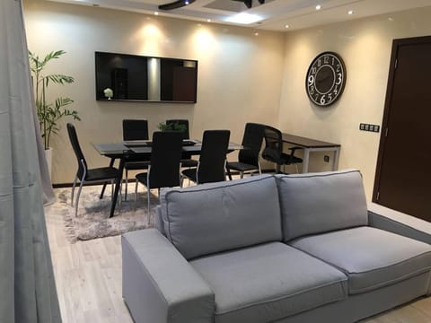Restaurant/places to eat, TV and multimedia