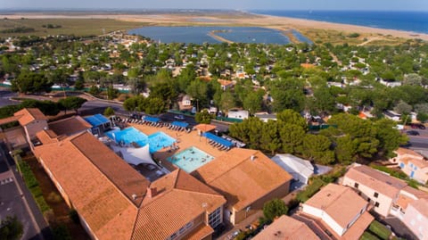 Property building, Nearby landmark, Natural landscape, Bird's eye view, Beach, Pool view, Sea view