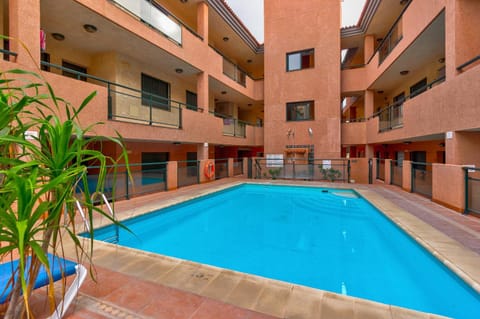 Property building, Day, Pool view, Swimming pool, Swimming pool, sunbed