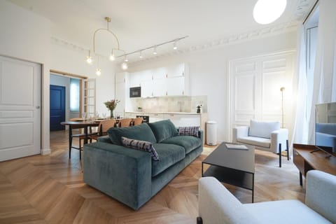 TV and multimedia, Kitchen or kitchenette, Living room, Seating area, Dining area