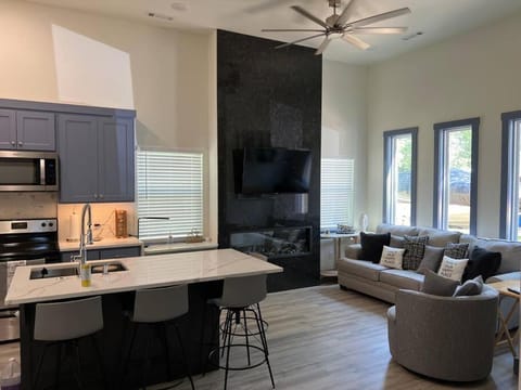 Perfectly located 2 bed/2 full bathroom/1 sofa bed Villa in Rogers