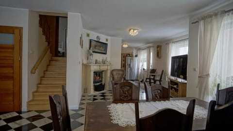 TV and multimedia, Living room, Seating area, Dining area