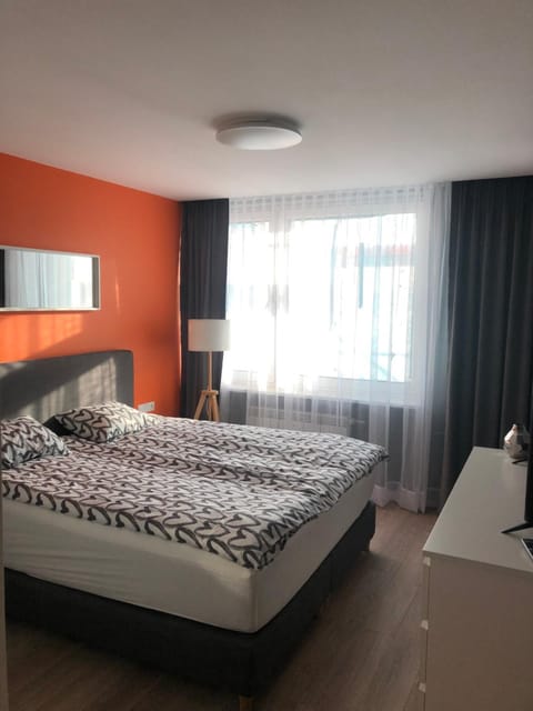 Property building, Restaurant/places to eat, Bed, Photo of the whole room, Bedroom