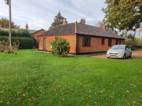 Property building, Garden, Garden view, Parking