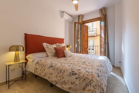 Bed, Balcony/Terrace, Photo of the whole room, Bedroom, Street view, fireplace, internet, safe, wardrobe, air conditioner