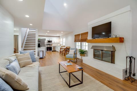 2 Mi to Tims Ford Lake! Cozy Cottage with Fireplace House in Tennessee