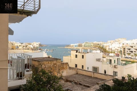 Property building, Nearby landmark, Day, Natural landscape, View (from property/room), Balcony/Terrace, City view, Lake view, River view, Sea view