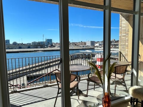 Apartment directly to seafront of Bassin 7 with big balcony and free parking Apartment in Aarhus