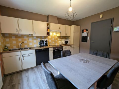 Coffee/tea facilities, dishwasher, microwave, oven, kitchen