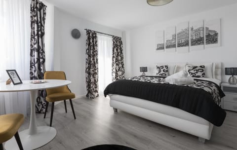 Bed, Living room, Photo of the whole room, Dining area, Bedroom