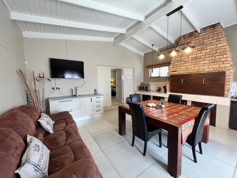 Communal lounge/ TV room, TV and multimedia, Kitchen or kitchenette, Living room, Seating area, Dining area, Evening entertainment, minibar, stove