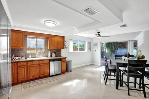 By Hard Rock Guitar Hotel casino 7 min walk House in Dania Beach