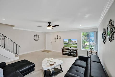 By Hard Rock Guitar Hotel casino 7 min walk House in Dania Beach