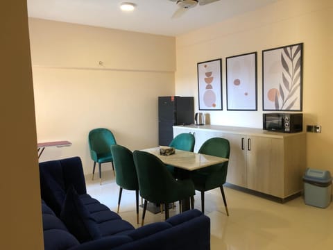 Kitchen or kitchenette, Living room, Seating area, Dining area, fireplace, minibar