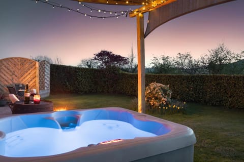 Garden, Hot Tub, Garden view, Sunset, fireplace